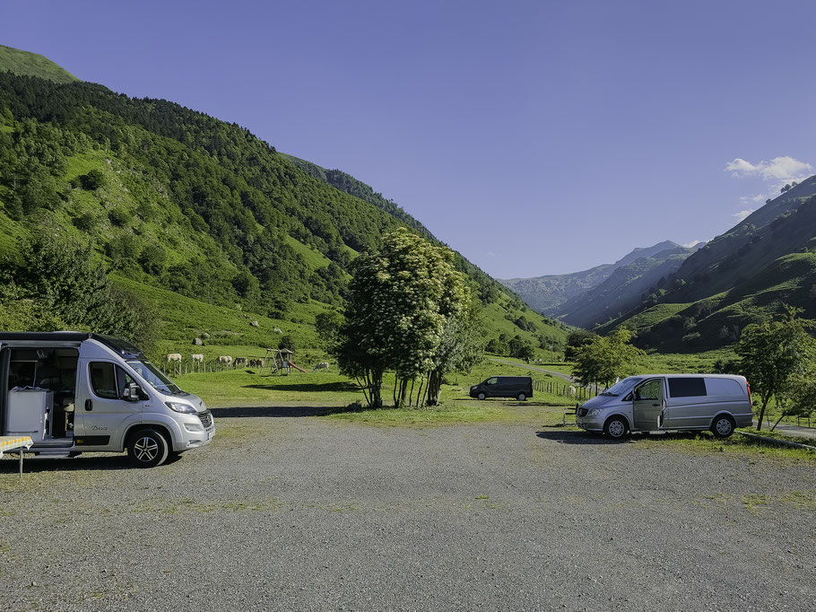 Bild: Der Stellplatz für Wohnmobile bzw. Campingplatz am Ortsnde am Plateau de Lhers