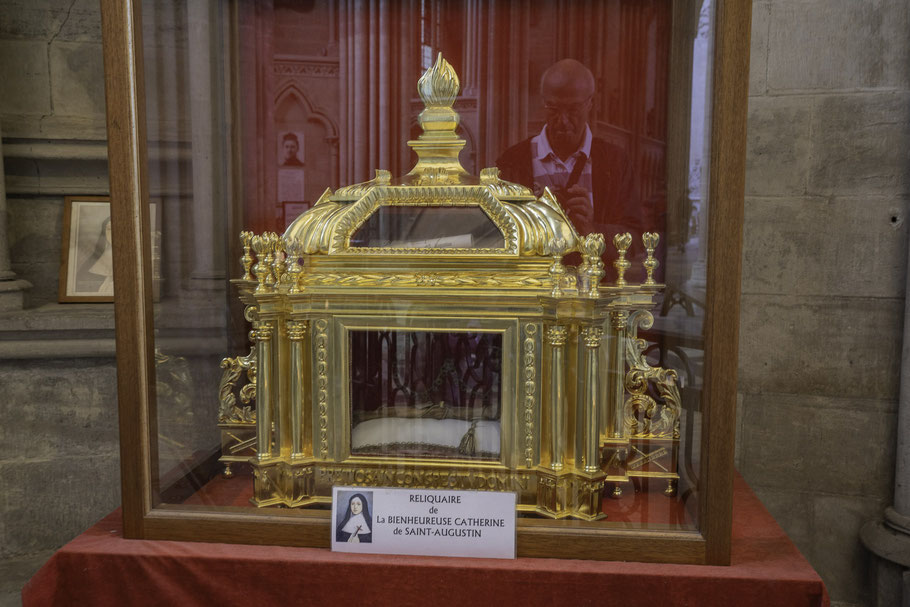 Bild: In der Seitenkapelle  des Heiligen Pantaléon und des Heiligen Antonin stehen die Reliquien der seligen seligen Marie-Catherine de Saint-Augustin in der Chathédrale Notre-Dame de Bayeux