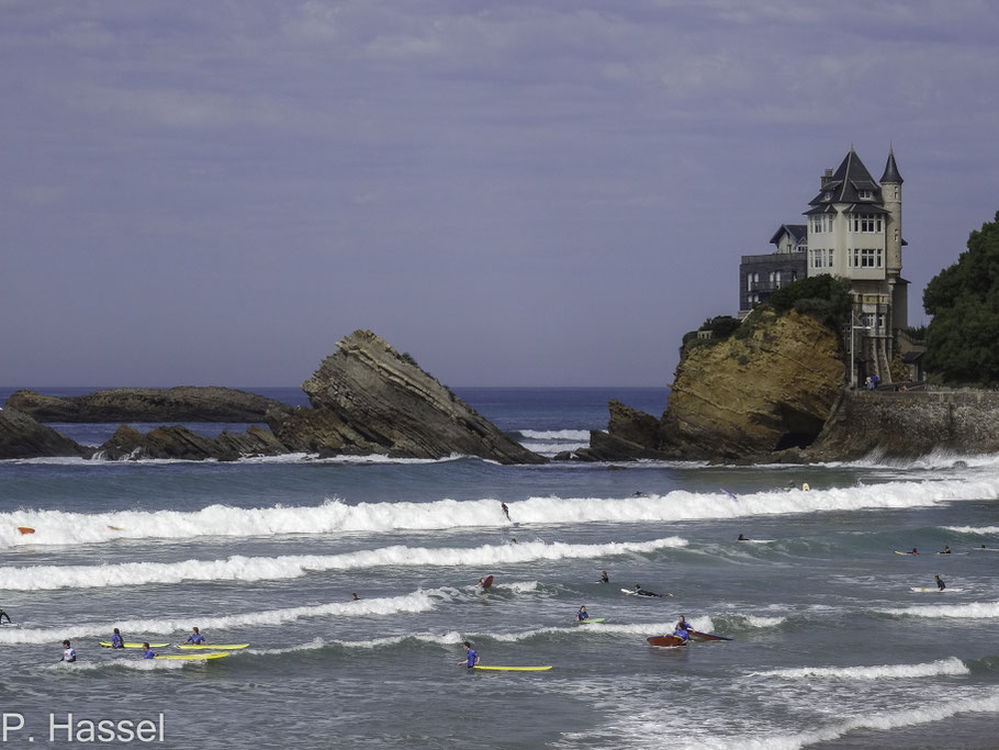 Bild: Surfer am Strand von Biarritz vor der Villa Belza