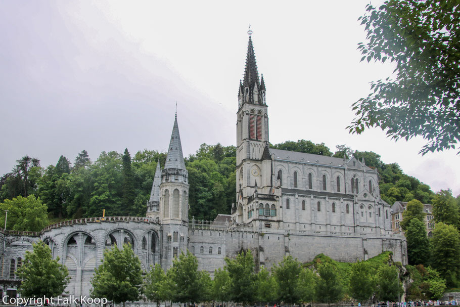 Bild: Blick auf Basilika de l´Immaculée Conception über der Grotte in Lourdes