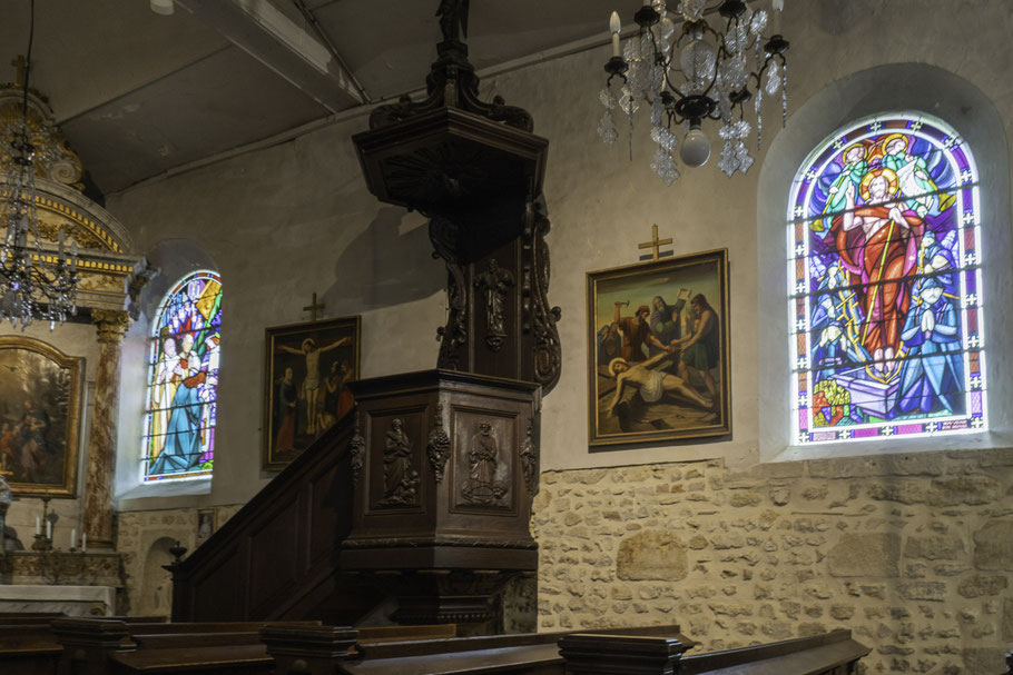 Bild: Kanzel und Buntglasfenster in der Église Saint-Nicolas  in Beuvron-en-Auge