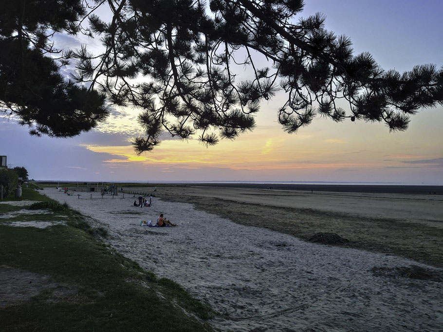 Bild: Sonnenuntergang  am Strand in Cherrueix