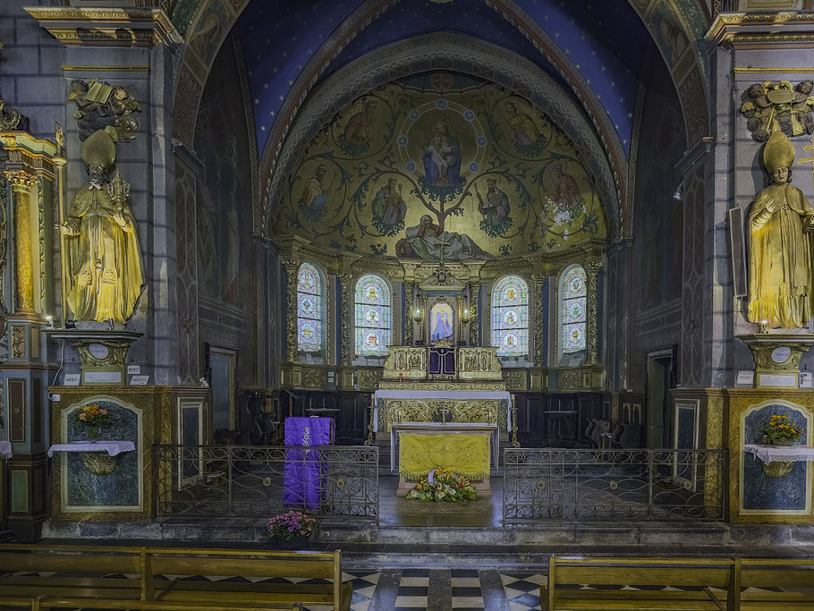 Bild: Der Chor mit Marienfigur über dem Altar der Monastère Notre-Dame de Sarrance in den Pyrenäen