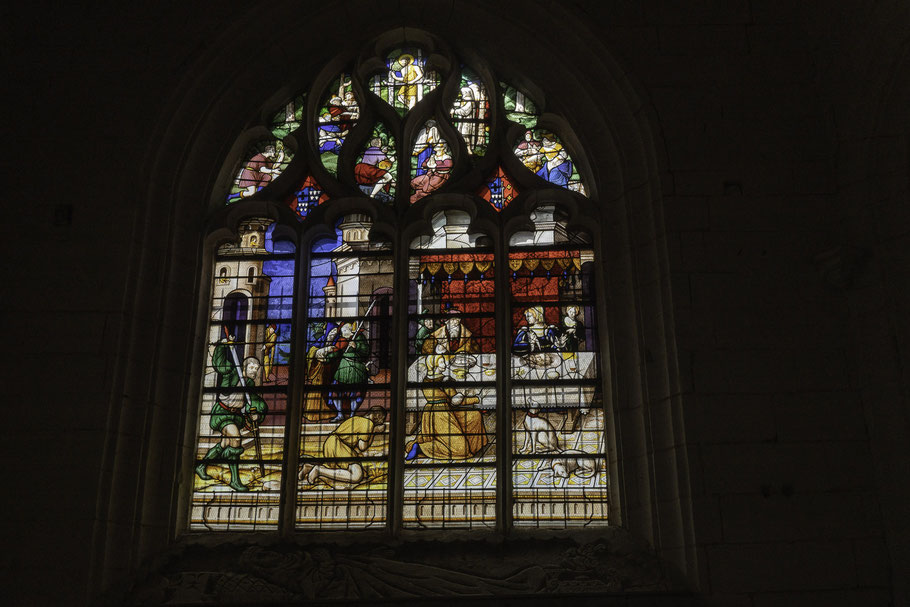 Bild: Das Buntglasfenster im rechten Schiff der Église Saint-Laurent in Marais-Vernier