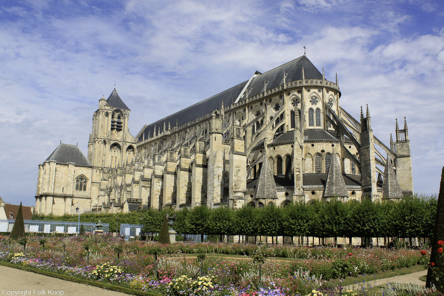 Bild: Die gotische Kathedrale Saint-Étienne von Bourges ist UNESCO-Weltkulturerbe