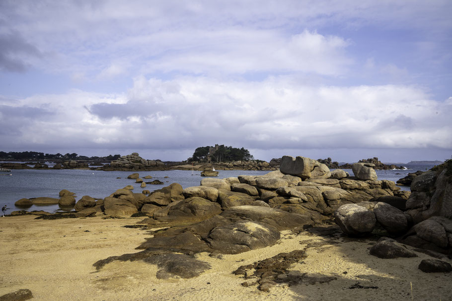 Bild: Sentier des Douaniers in Ploumanac´h mit Schloss Costaérès