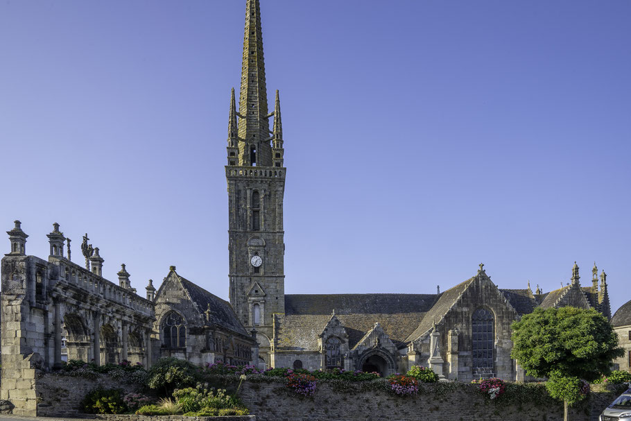 Bild: Blick auf den umfriedeten Pfarrbezirk Sizun mit seiner  Église Saint-Suliau 