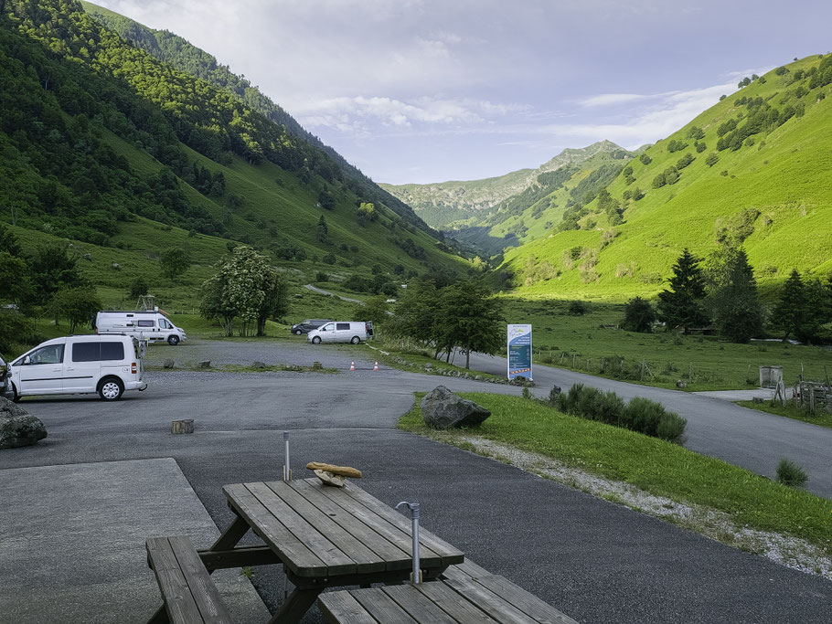 Bild: Der Stellplatz für Wohnmobile bzw. Campingplatz am Ortsnde am Plateau de Lhers in der Gemeinde Lescun