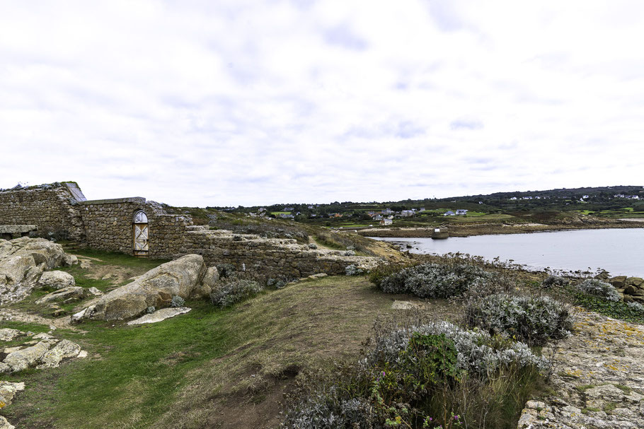 Bild: Blick von Fort du Cap Lévi in Richtung Port de Cap Lévi 
