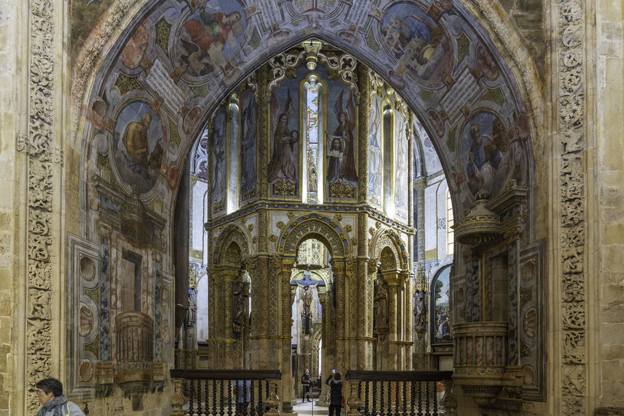 Bild: Großer Triumphbogen vor der Charola im Convento de Cristo in Tomar, Portugal