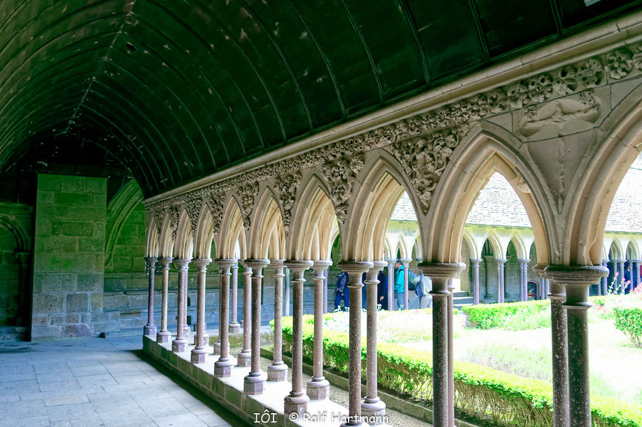 Bild: Kreuzgang mit Garten in der Abtei von Mont-Saint-Michel