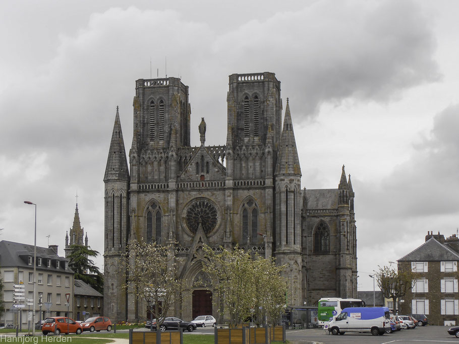 Bild: Fassade der Kirche Notre-Dame-des-Champs in Avranches 