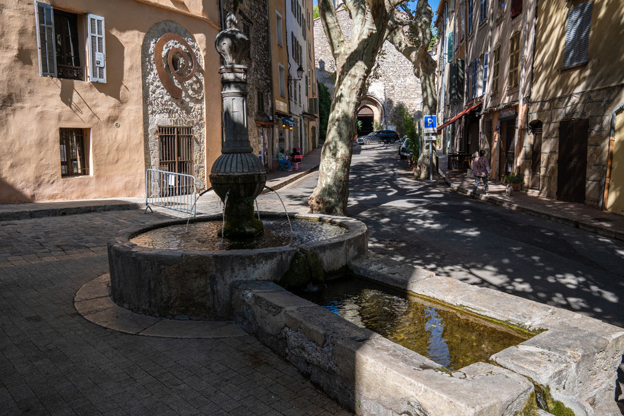 Bild: Bargemon im Var mit Am Rathausplatz, Fontaine de la Mairie avec son méarguier  