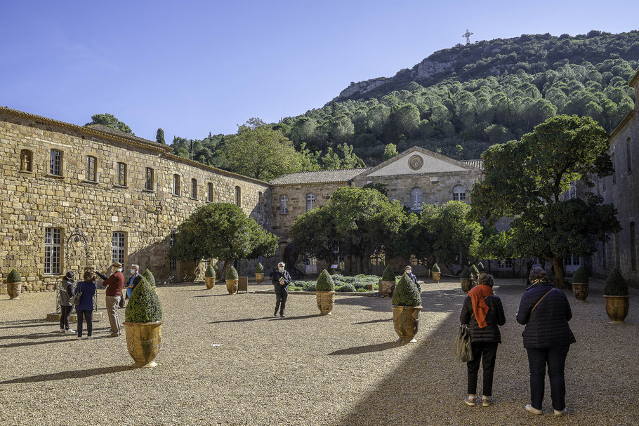 Bild: Cour Louis XIV in der Abbaye de Fontfroide