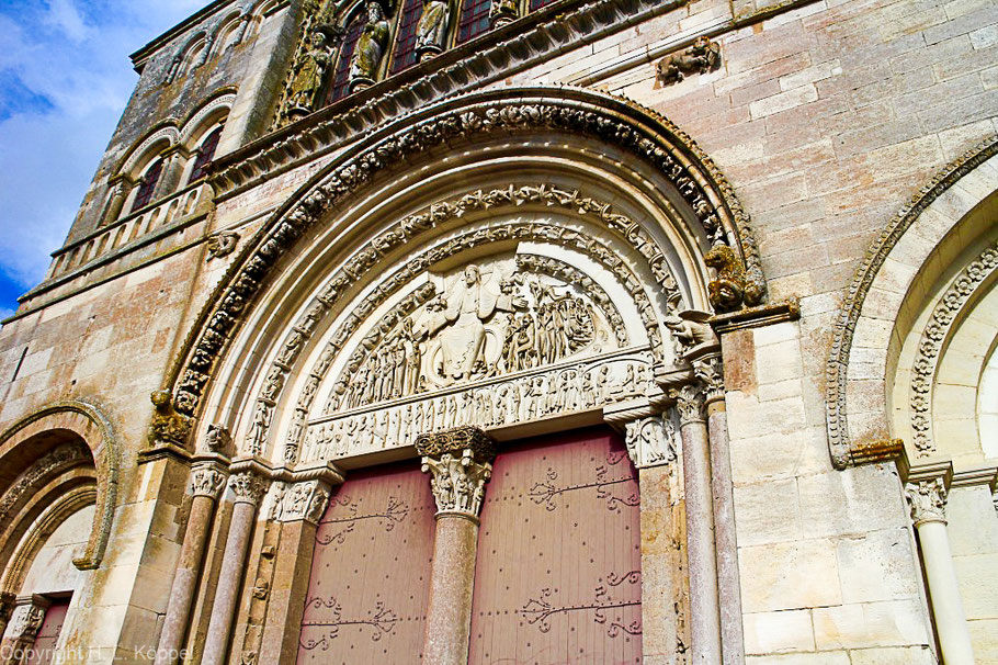 Bild: Tympanon des Mittelportals der Basilika Sainte Marie Madeleine in Vézelay