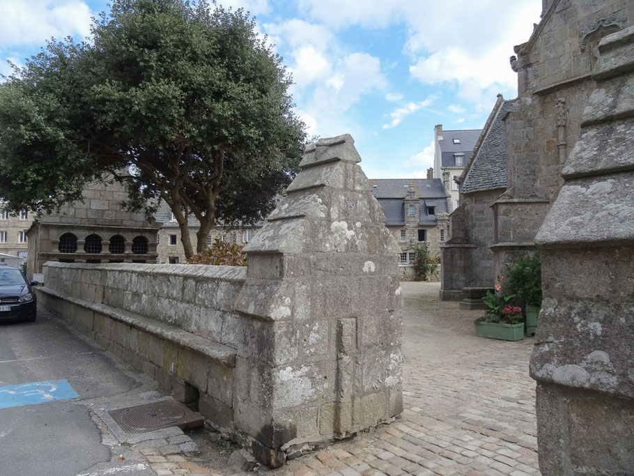 Bild: An der Kirche "Notre-Dame-de-Kroaz-Baz" in Roscoff 