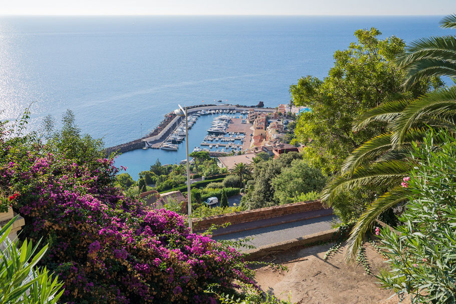 Bild: Blick auf den kleinen Hafen Point de la Galére vor Théoule-sur-Mer, Massif de l´Estérel