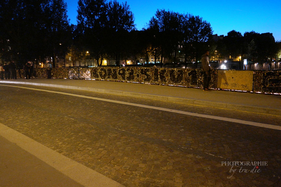 Bild: Liebesschlösser an den Brücken in Paris  