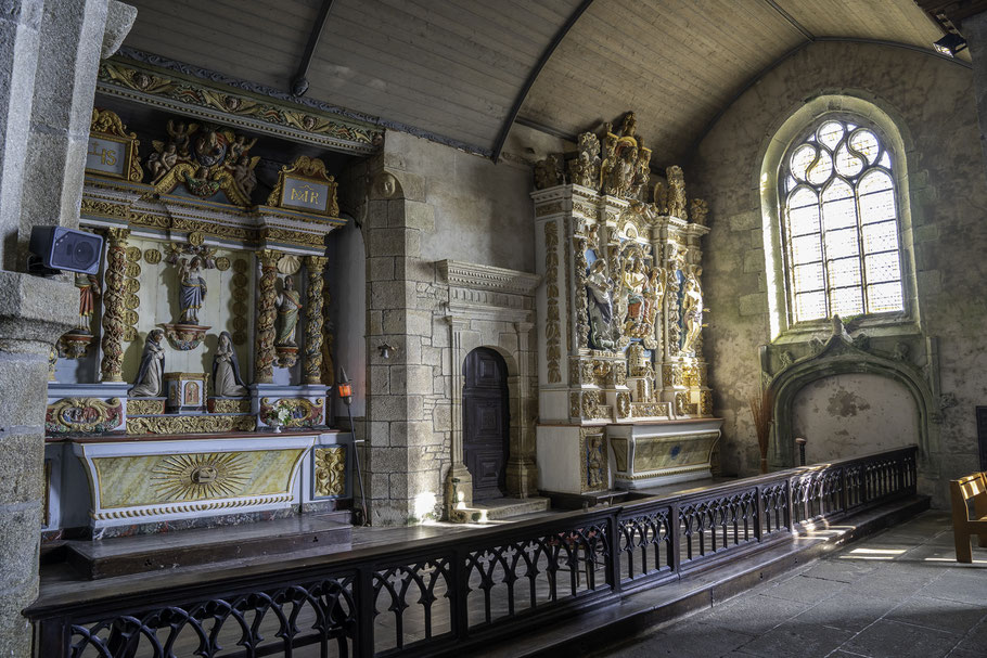 Bild: Blick in das Innere der Kirche Saint Derrien  des umfriedeten Pfarrbezirkes in Commana