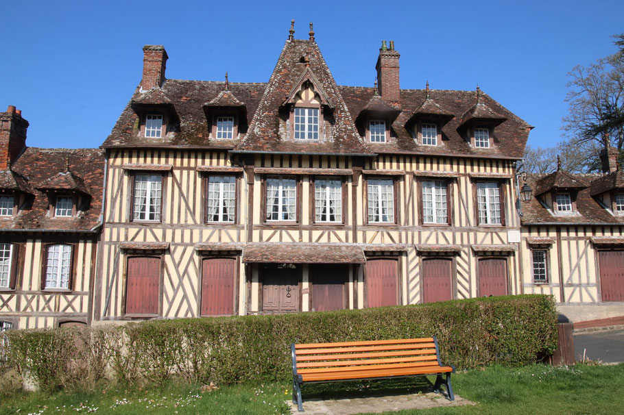 Bild: Haus in dem der Komponist Maurice Ravel gelebt hat in Lyons-la-Forêt