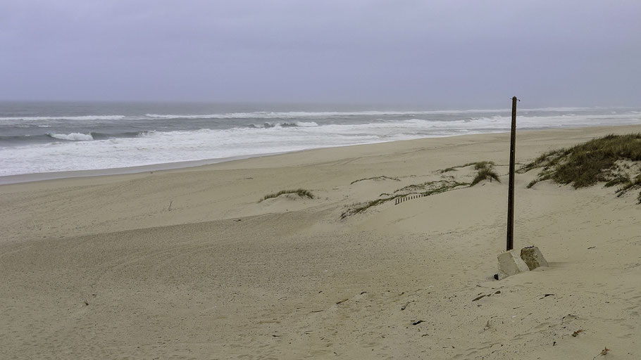 Bild: Ein stürmischer Tag an der Praia de Mira in Portugal 