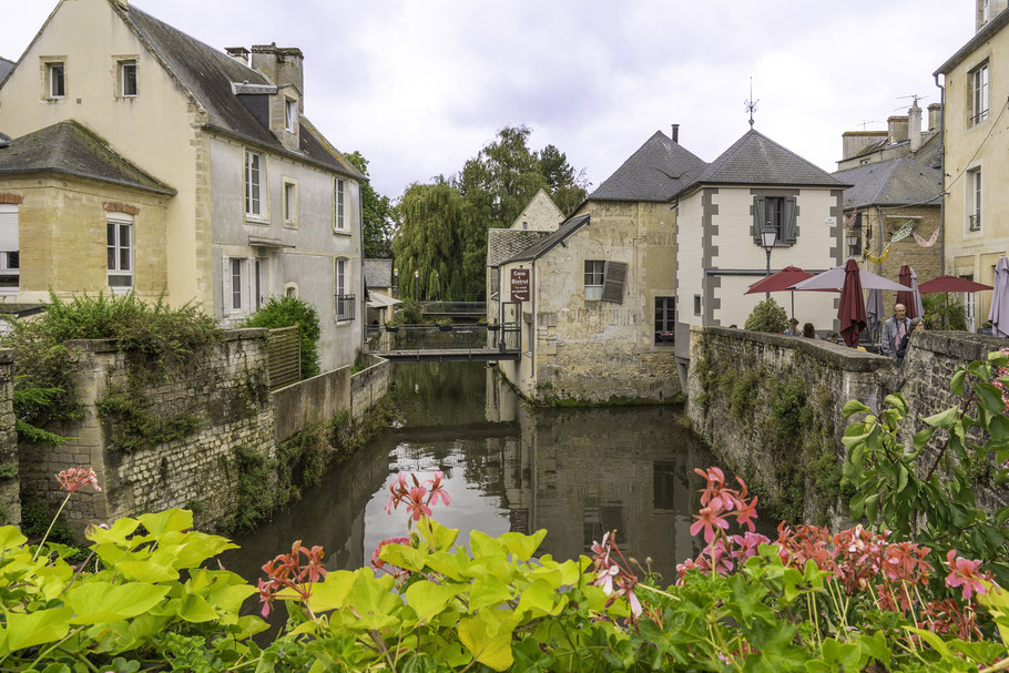 Bild: In der Altstadt von Bayeux am Fluß der Aure