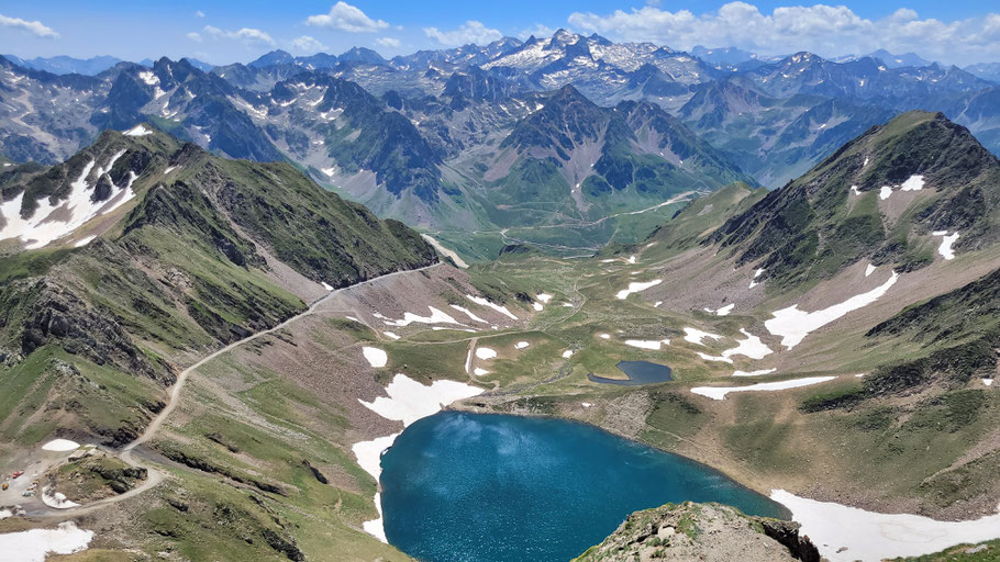 Bild: Blick auf den Wanderweg links, der vom Col du Tourmalet auf den Pic du Midi de Bigorre führt