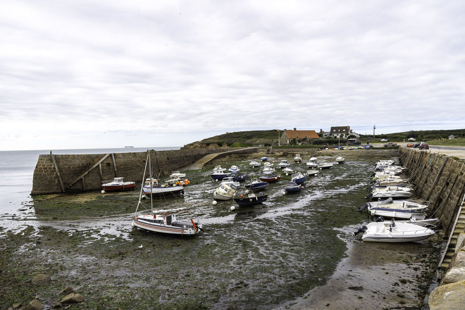 Bild: Es ist Ebbe am einsamen Hafen dem Port de Cap Lévi 