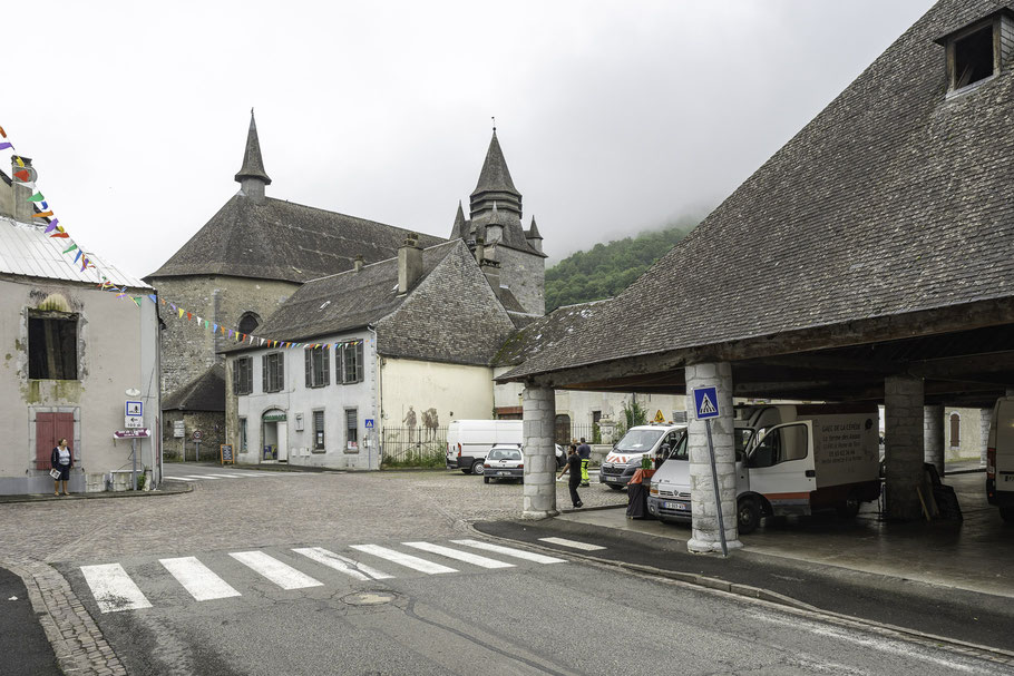 Bild: Campan in den Pyrenäen, mit Blick auf Markthalle "La Halle de Campan" und Église Saint-Jean-Baptiste