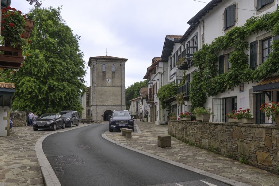 Bild: In den Straßen von Ascain mit Blick auf die Église N. D. de l´Assomption
