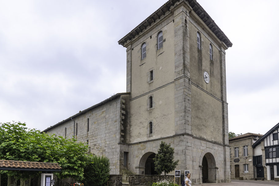 Bild: Église N. D. de l´Assomption in Ascain mit ihrem Glockenturm von 22 Meter Höhe
