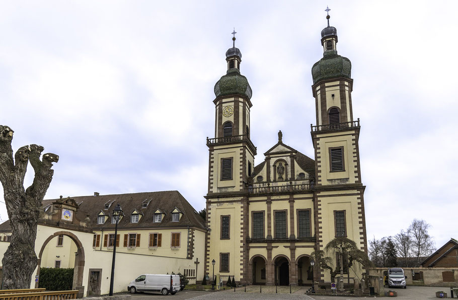 Bild: Front der Abtei- und Pfarrkirche Ebersmünster mit zwei Türmen im Elsass, Frankreich