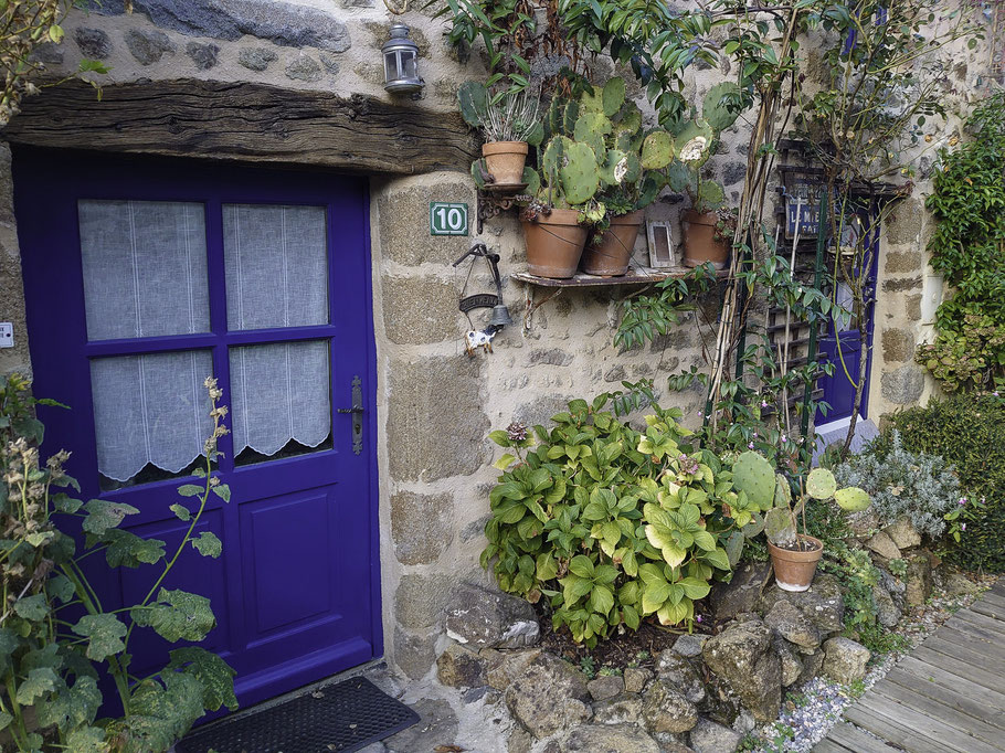 Bild Blumenschmuck am Hauseingang in Saint-Céneri-le-Gérei 