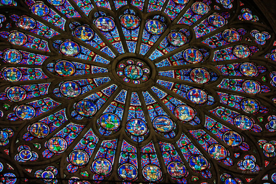 Bild: Rosettenfenster der Cathédrale Notre-Dame de Paris 