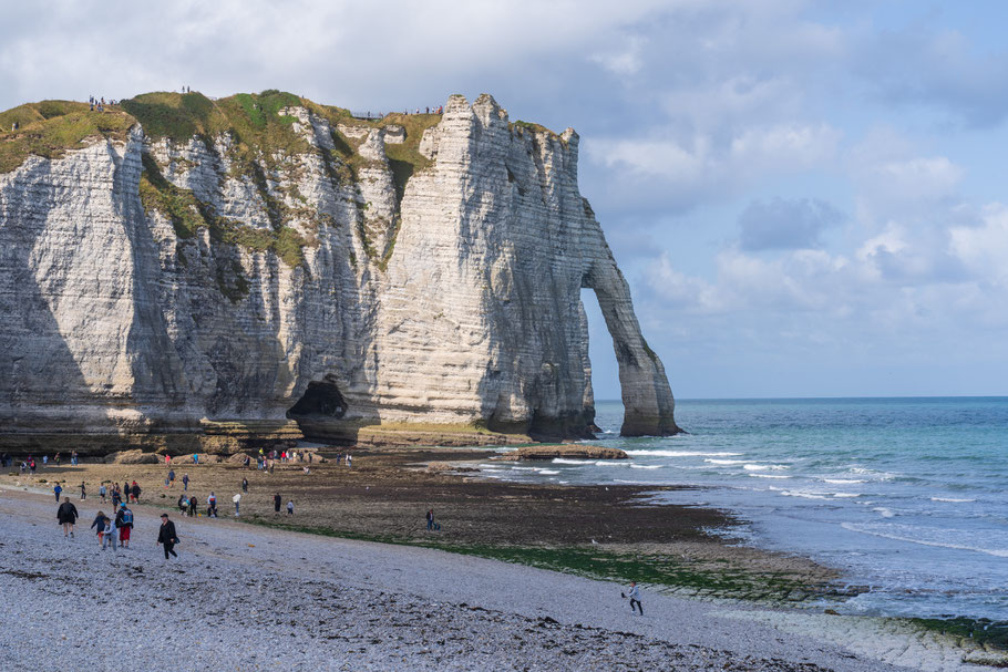 Bild: Der Brückenbogen "Porte d´Aval" in Ètretat in der Normandie im Département Seine-Maritime