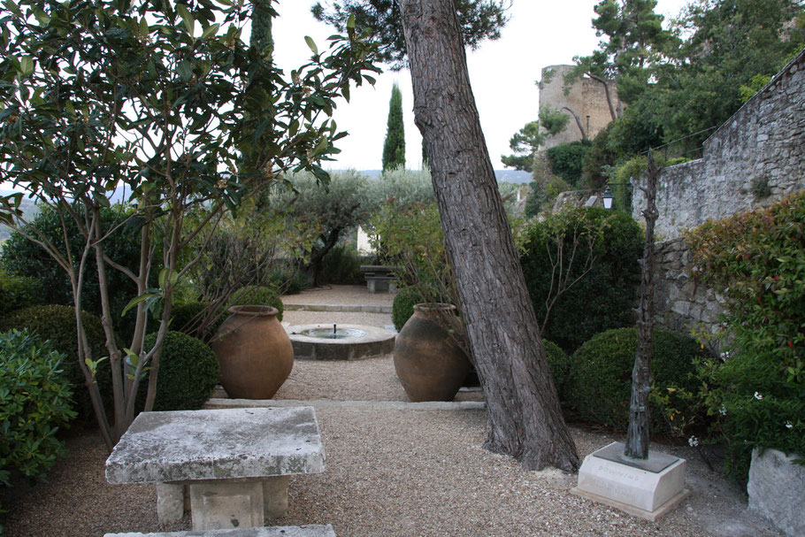 Bild: kleiner öffentlicher Garten in Ménerbes