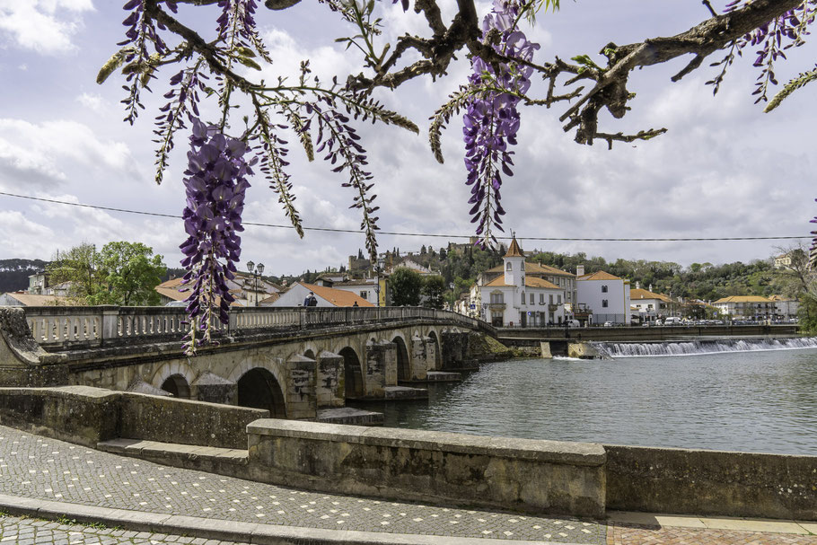 Bild: Ponte Velha in Tomar, oben in der Bildmitte Castelo de Tomar und Convento de Cristo