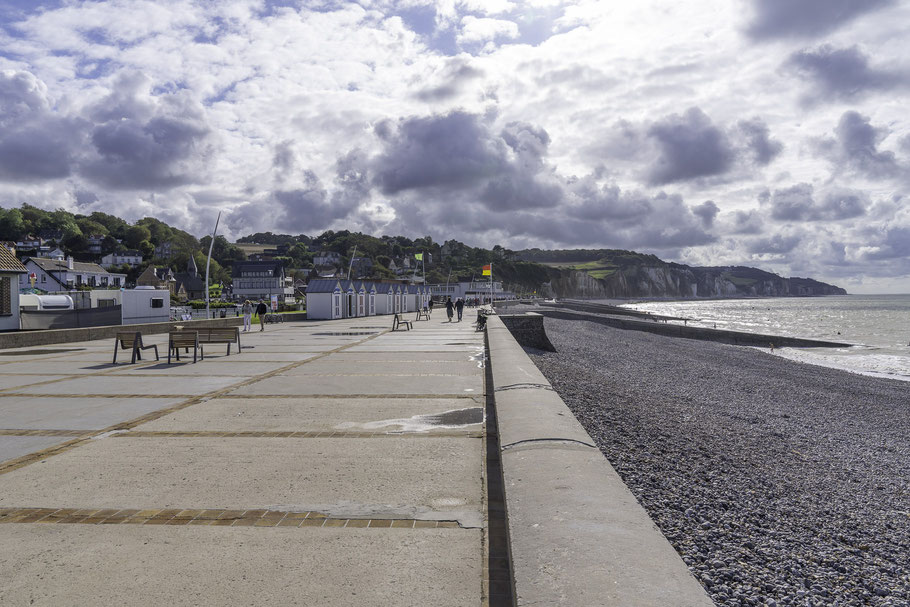 Bild: Strandpromenade in Pourville-sur-Mer mit seiner Felsenküste in der Normandie