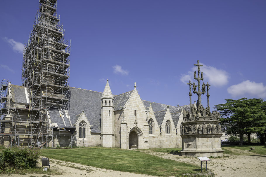 Bild: Umfriedeter Pfarrbezirk Plougonven mit Eglise Saint Yves und Calvaire in der Bretagne