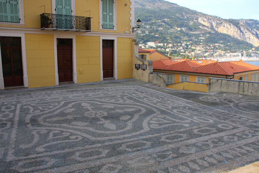 Bild: Das Grimaldiwappen auf dem Parvis St.-Michel, Menton