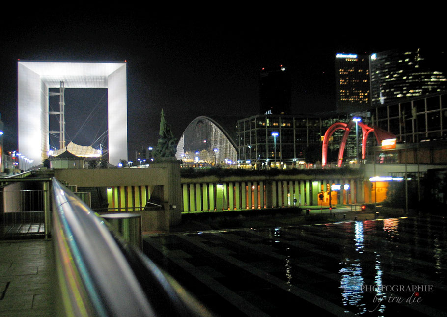 Bild: Links La Grande Arche, recht die "Rote Spinne" von Calder im La Defénse in Paris