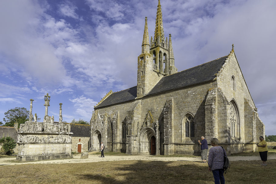 Bild: Chapelle Notre-Dame de Tronoën mit Kalvarienberg 