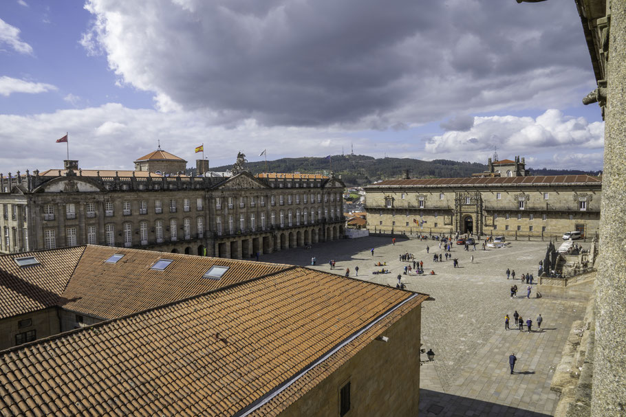 Plaza do Obradoiro in Santiago de Compostela mit Hostal de los Reyes Católicos und Pazo de Raxoi.