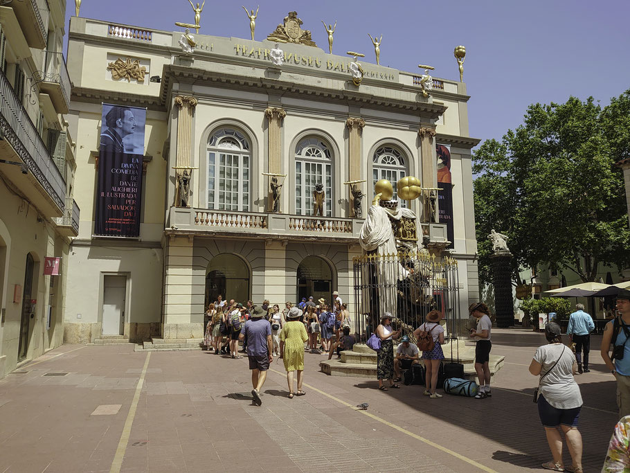Bild: Eingang zum Dali-Museum in Figueres