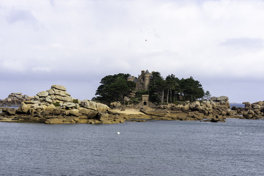 Sicher eines der bekanntesten Bilder in Ploumanac´h, Schloss Costaérès von der Plage Saint Guirec zu sehen in Ploumanac´h aber auf dem Gebiet der Gemeinde Trégastel 