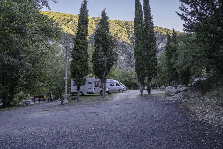 Bild: Der Wohnmobilstellplatz Thuès-entre-Valls mit Blick in das Tal der Têt