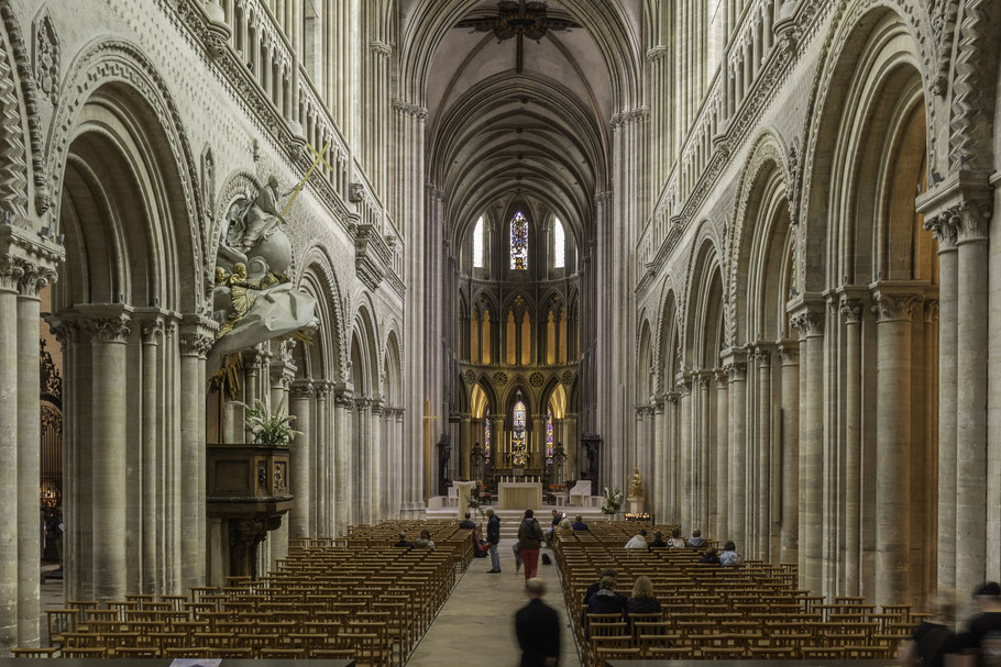  Bild: Blick in das Innere der Cathédrale Notre-Dame de Bayeux in Bayeux