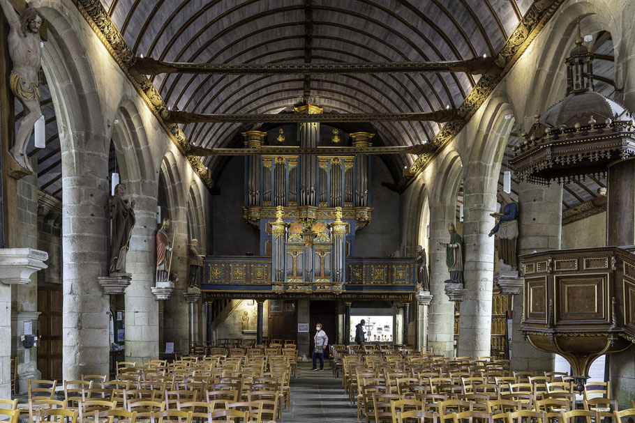 Bild: die Orgel und die Kanzel in der Kirche Saint-Germain in Pleyben