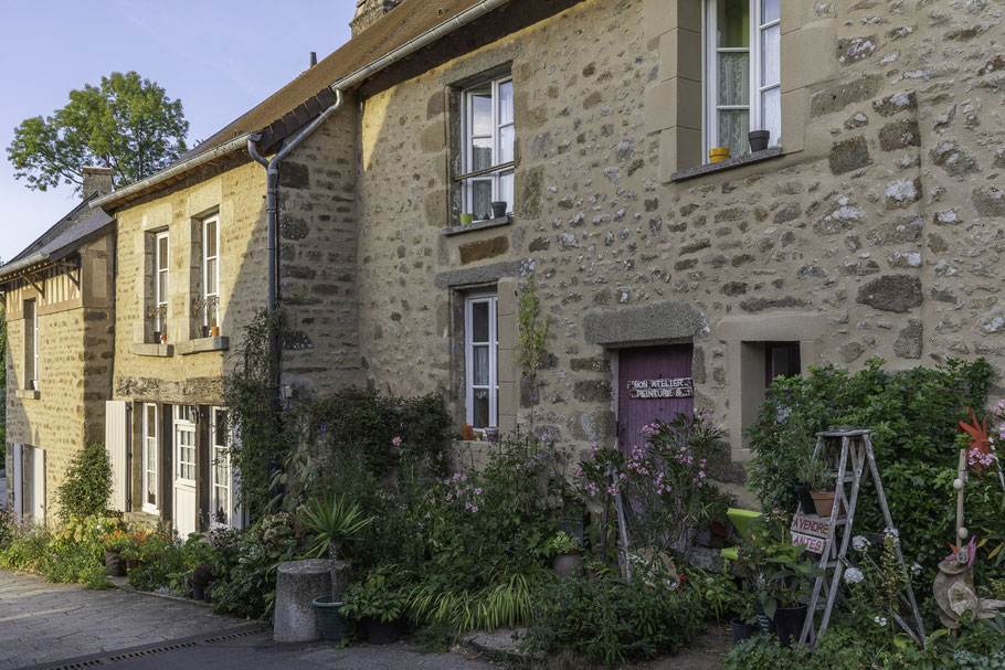 Bild: Typische Häuser in Saint-Céneri-le-Gérei mit reichlichem Blumenschmuck