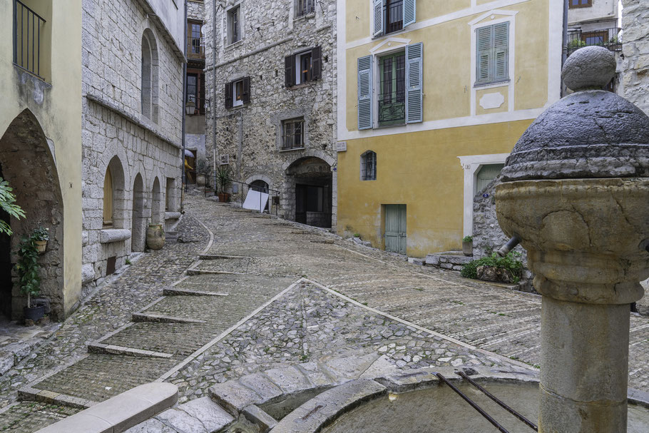 Bild: Place de La Colle in Peille, wo die Fontaine Gothique steht 